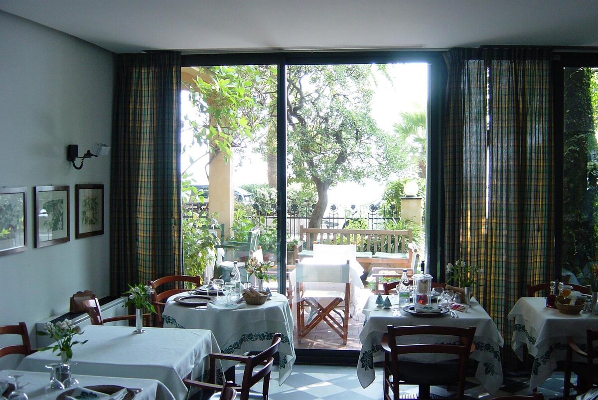Sala Colazioni e giardino